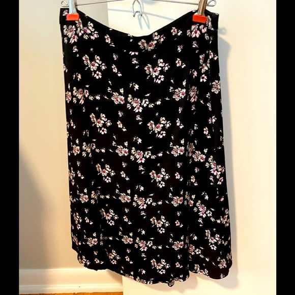 GAP Dresses & Skirts - ❤️ NWOT Gap A-line floral midi skirt -SIZE 2